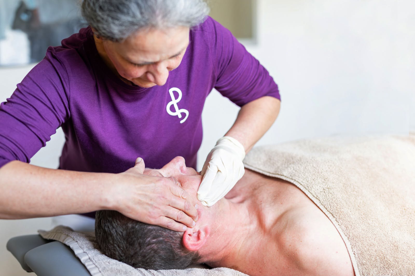 Galerie mit Fotos aus einer Physiopraxis: Training, Behandlung, Gespräche, Innenräume und Porträts der Therapeutinnen.