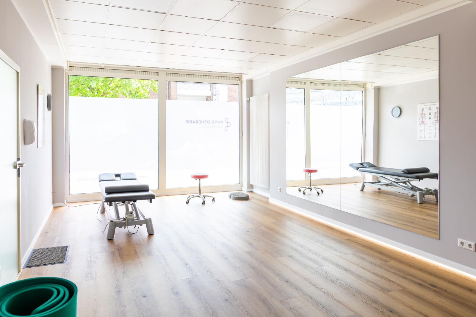 Galerie mit Fotos aus einer Physiopraxis: Training, Behandlung, Gespräche, Innenräume und Porträts der Therapeutinnen.